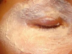 МАСКА СО БЕЛКА ОД ЈАЈЦЕ КОЈА ГИ ЗАСТЕГНУВА БРЧКИТЕ ОКОЛУ ОЧИТЕ