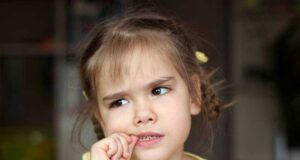 Што да направите кога детето ги гризе ноктите?