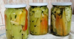ГОТОВИ ЗА 10 МИНУТИ: Кисели пиперки без готвење или конзерванси