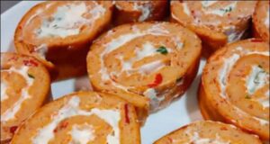 СОЛЕН РОЛАТ: Со ајвар, крем сирење и шунка нема да одолеете! (РЕЦЕПТ)