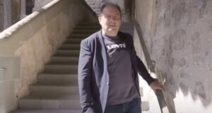 Добри вести: Маж со Паркинсонова болест доби специјален имплант и сега оди без проблеми