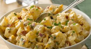 САЛАТАТА ОД КОМПИР СЕКОГАШ Е ВКУСНА, А ЈАС СЕ ОБИДУВАМ ДА ЈА ПОДГОТВУВАМ НА РАЗЛИЧНИ НАЧИНИ. ПРОБАЈТЕ ГО И ОВА…