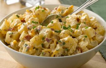 САЛАТАТА ОД КОМПИР СЕКОГАШ Е ВКУСНА, А ЈАС СЕ ОБИДУВАМ ДА ЈА ПОДГОТВУВАМ НА РАЗЛИЧНИ НАЧИНИ. ПРОБАЈТЕ ГО И ОВА…