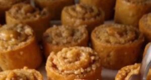 БАКЛАВА РОЛНИЧКИ: Залаци полни со ореви натопени во сладок сируп