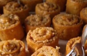 БАКЛАВА РОЛНИЧКИ: Залаци полни со ореви натопени во сладок сируп