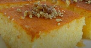 Рецепт за сочен колач со гриз: Вкусен, сочен и едноставен (ВИДЕО)