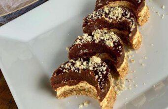 ПОЛУМЕСЕЧИНИ: Едноставен и ефикасен старомоден колач со ореви и чоколада