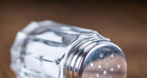 Ние обично ја поврзуваме солта со високиот крвен притисок, но се чини дека влијае на друга честа болест