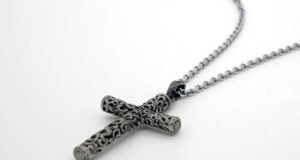 Лекарите спасиле бебе кое голтнало крст