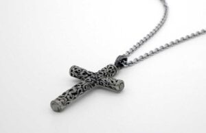 Лекарите спасиле бебе кое голтнало крст