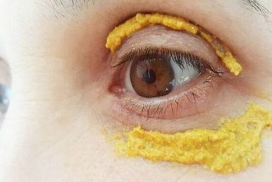 Ставила куркума околу очите, 10 минути подоцна се случило нешто неверојатно!