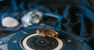 Дневен хороскоп за четврток, 14 декември! Овенот се заљубува во пријател, одличен ден за работа за Близнаците, а што ја очекува Вагата…