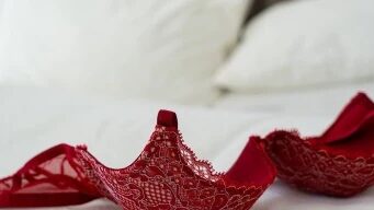 Дали обичајот да се носи црвена долна облека за Нова година навистина носи среќа?