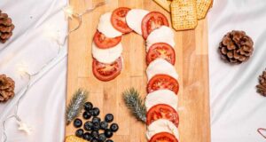 Рецепт за едноставна салата во форма на божиќна бонбона (декорација на маса)