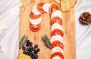 Рецепт за едноставна салата во форма на божиќна бонбона (декорација на маса)