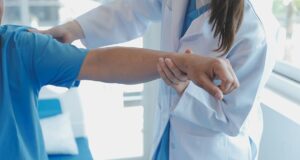 Болка во левата рака: 11 вообичаени причини и што да се прави