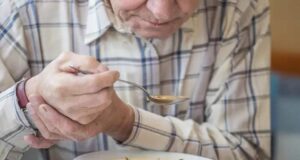 Што укажува тресењето на рацете како симптом?