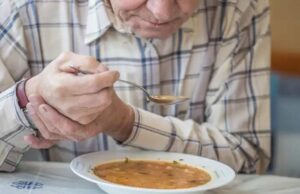 Што укажува тресењето на рацете како симптом?