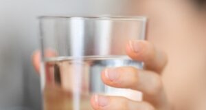 Лекарите открија кој знак јасно покажува дека не пиеме доволно вода