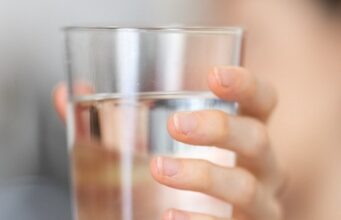 Лекарите открија кој знак јасно покажува дека не пиеме доволно вода