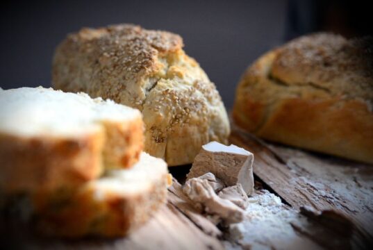 Која е разликата помеѓу сув и свеж квасец?