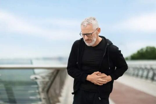 Што укажува болката во левата страна на стомакот под ребрата?