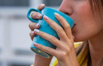 Не е ниту кафе ниту чај! Стоматолог предупреди кој популарен пијалок може да ги оштети забите