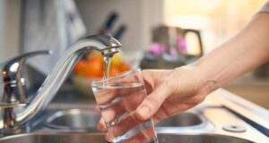 Колку чаши вода треба да пиете дневно ако сакате да се ослободите од салото од стомакот?