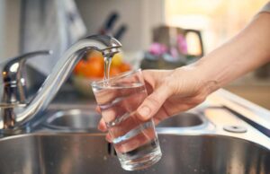 Колку чаши вода треба да пиете дневно ако сакате да се ослободите од салото од стомакот?