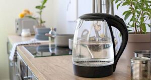 Лесно исчистете го електричниот бокал од бигор, ви нудиме 3 брзи методи