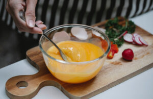 Појадок по рецепт на фитнес инструкторката: Потребни ви се јајца, домати, семки од тиква и пиперка (РЕЦЕПТ)