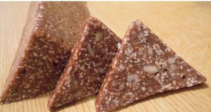 Триаголници со сусам и мед