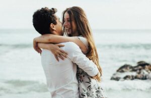 Таа им помогна на многу луѓе да најдат љубов, а еве 10 совети кои ќе ви помогнат и вам