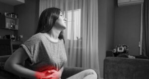 Болка под десното ребро: Што може да ја предизвика и како да се лекува