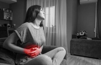 Болка под десното ребро: Што може да ја предизвика и како да се лекува