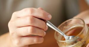 Само една лажица МЕД ПРАВИ ЧУДА: Ако го започнете денот вака, еве што ќе се случи во вашето тело