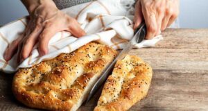 Од едно тесто добивате две погачици: ЈОГУРТ-ПОГАЧА подобра од најмекиот леб или пециво (РЕЦЕПТ)