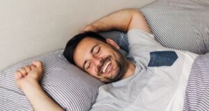 Психолозите: Ако сакате да бидете посреќни наутро, практикувајте ги овие три навики навечер