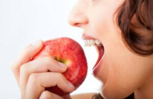 Оваа девојка јадела по едно јаболко секоја вечер пред спиење 30 дена, еве што и се случило