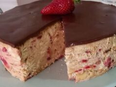 НАПРАВЕТЕ ГО ОВАА ТОРТА СО ЈАГОДИ И БИСКИТ ЗА 5 МИНУТИ: Без миксер, готвење или печење!