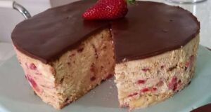 НАПРАВЕТЕ ГО ОВАА ТОРТА СО ЈАГОДИ И БИСКИТ ЗА 5 МИНУТИ: Без миксер, готвење или печење!