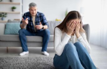 Препознајте ги знаците на емоционална манипулација