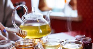 Огромна грешка што сите ја правиме со медот: Еве во што никако не смеете да го ставате бидејќи ги губи сите својства