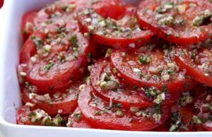 СИТЕ ЈАДЕМЕ ДОМАТИ, НО ОВАА САЛАТА УШТЕ НЕ СТЕ ЈА ПРОБАЛЕ: Толку е вкусна, а тајната е во 1 состојка