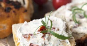 Вистински летен намаз направен од јогурт, фета и сушени домати