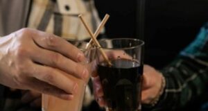 Дерматолозите предупредуваат за два пијалоци кои го забрзуваат стареењето