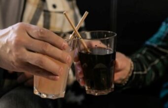 Дерматолозите предупредуваат за два пијалоци кои го забрзуваат стареењето