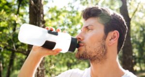 Од главоболки до стомачни проблеми: Скриените опасности од пиење топла вода од пластично шише