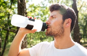 Од главоболки до стомачни проблеми: Скриените опасности од пиење топла вода од пластично шише