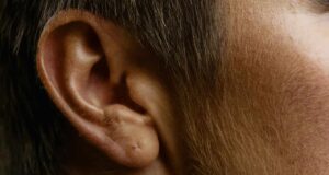 Ако ви растат влакна на увото, не го игнорирајте: Важно предупредување од лекар